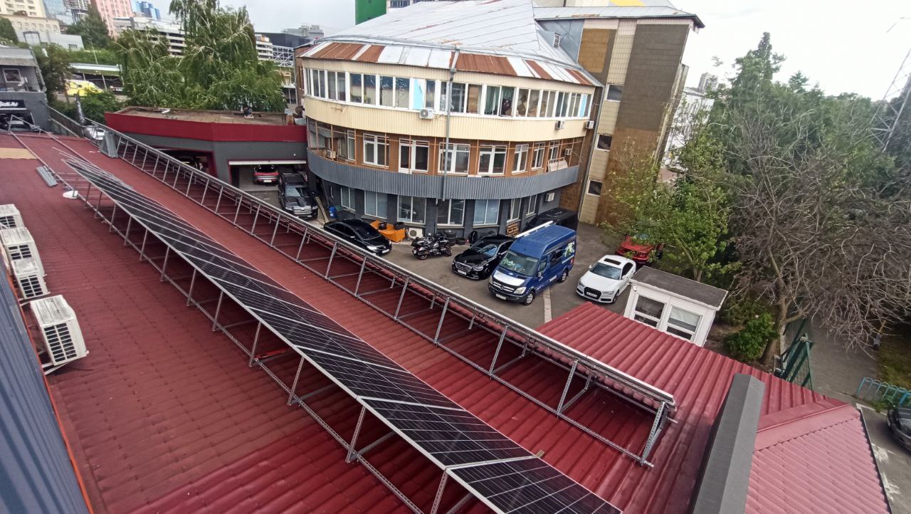 Сонячна електростанція з фотомодулями на даху комерційної будівлі