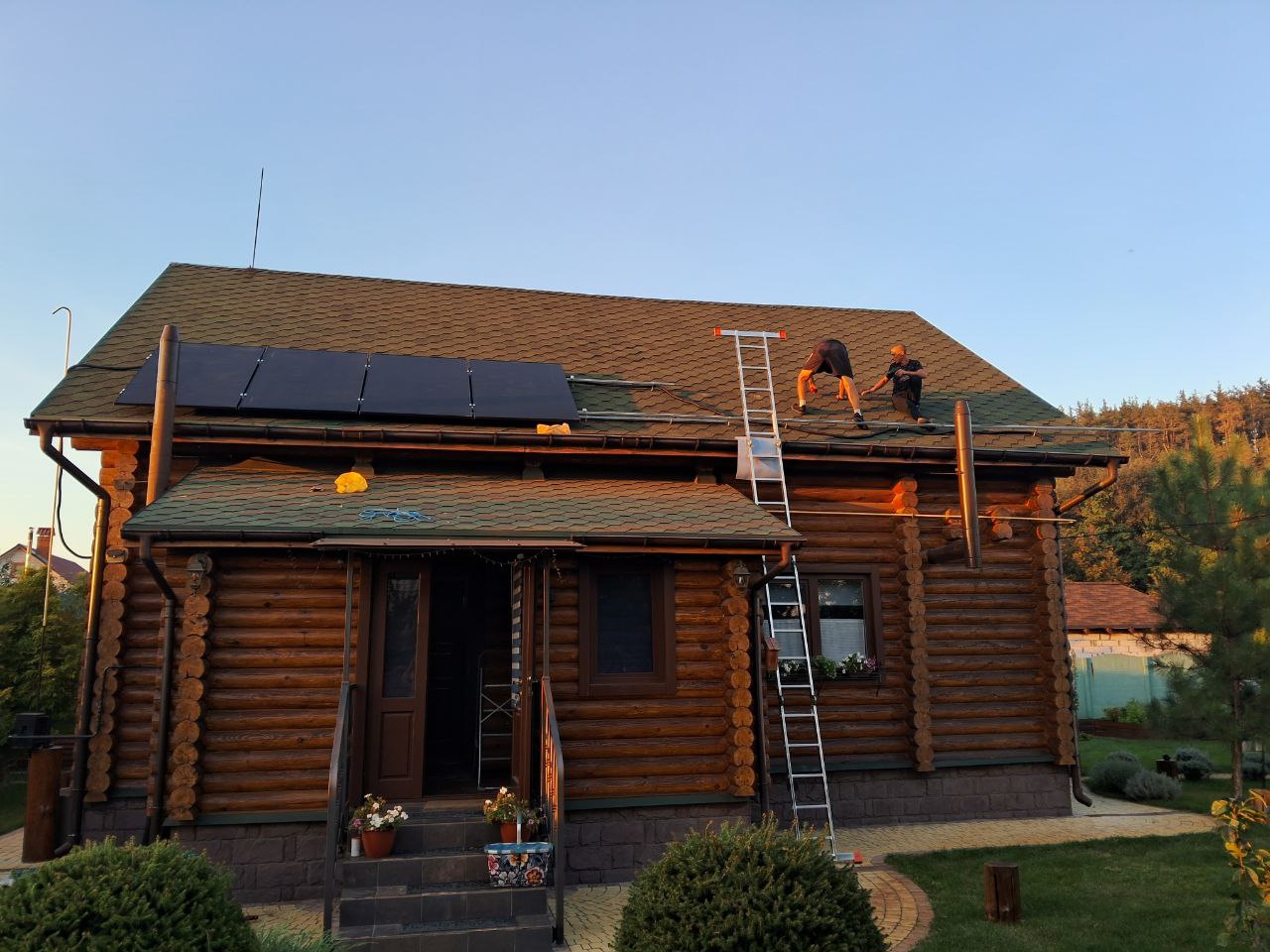 Монтаж сонячних панелей на даху приватного будинку